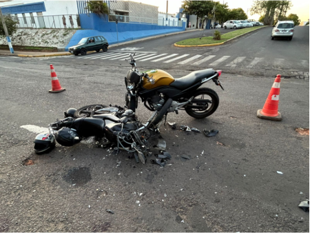 Acidente entre motos deixou duas pessoas gravemente feridas em Osvaldo Cruz