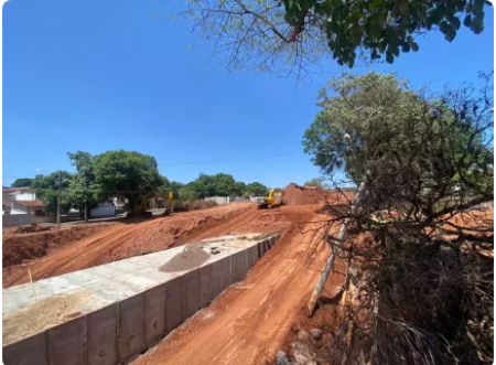 Obras em cratera aberta hÃ¡ mais de um ano e meio em praÃ§a de TupÃ£ enfrentam atrasos