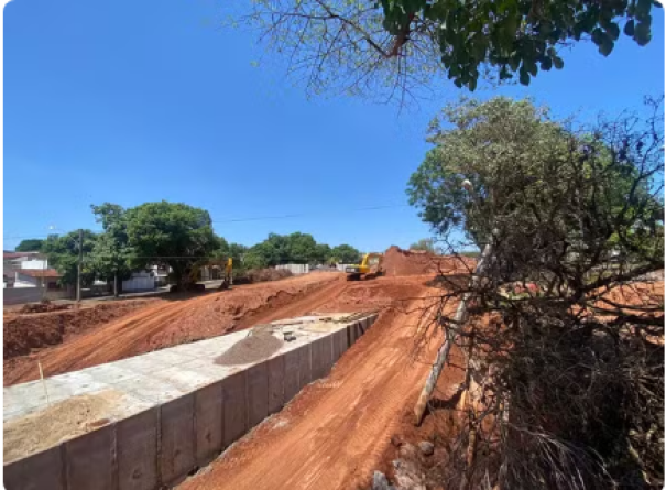 Obras em cratera aberta há mais de um ano e meio em praça de Tupã enfrentam atrasos