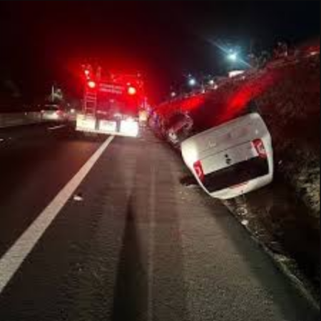 Carro capota em rodovia de LenÃ§Ã³is Paulista