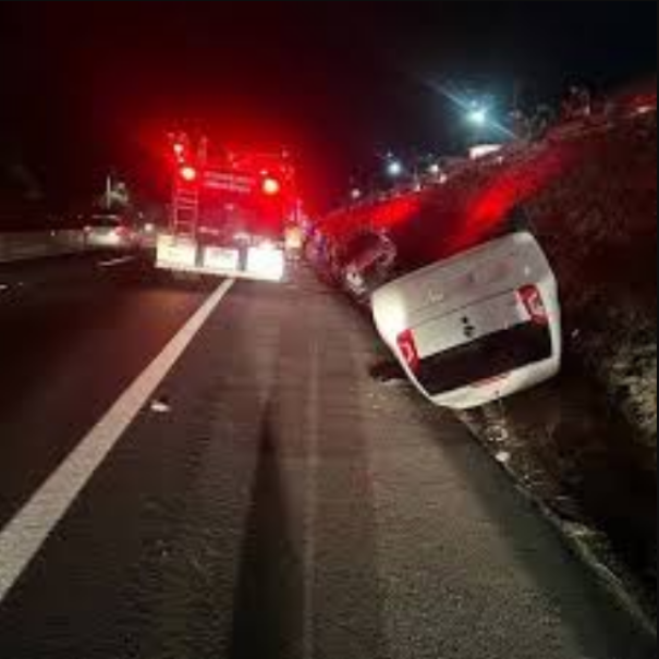 Carro capota em rodovia de Lençóis Paulista