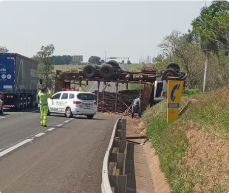 CaminhÃ£o carregado com toras de eucalipto tomba e interdita trecho da Rodovia Raposo Tavares, em Presidente Prudente