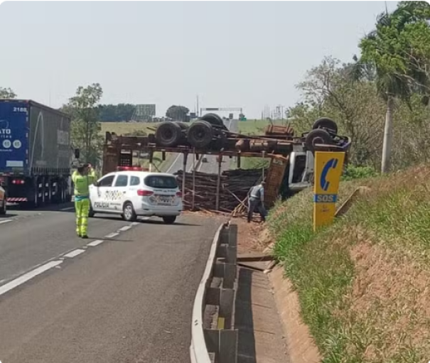 Caminhão carregado com toras de eucalipto tomba e interdita trecho da Rodovia Raposo Tavares, em Presidente Prudente