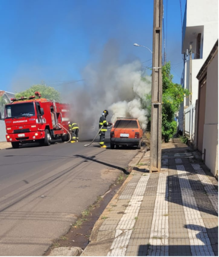 Corpo de Bombeiros atende ocorrÃªncia de incÃªndio em veÃ­culo em Osvaldo Cruz