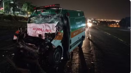 Motorista e passageira em ambulÃ¢ncia ficam feridos apÃ³s colisÃ£o traseira em caminhÃ£o em Mirassol