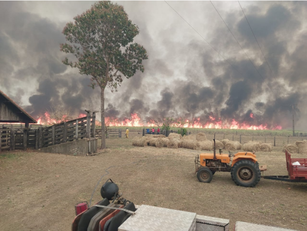 Incêndio de grandes proporções atingiu a zona rural de Salmourão 