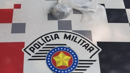 Jovem de 18 anos Ã© preso pela PM por trÃ¡fico de drogas, no centro de Adamantina