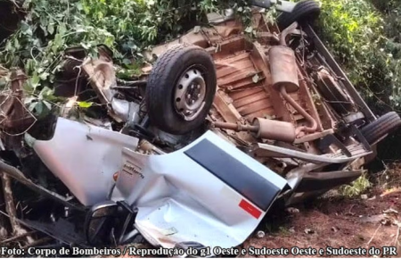 Acidente com van placas de Ãlvares Machado resulta na morte de quatro pessoas, no PR