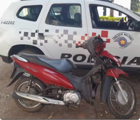 Ao ver viatura policial, motociclista foge em direÃ§Ã£o a matagal e acaba preso por furto em Presidente EpitÃ¡cio