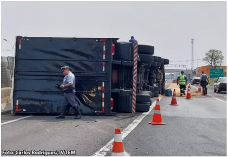 Carreta tomba na Rodovia Comandante JoÃ£o Ribeiro de Barros