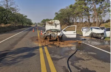 Quatro pessoas ficam feridas em acidente envolvendo trÃªs carros em PenÃ¡polis