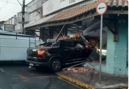 Caminhonete desgovernada invade loja em TupÃ£