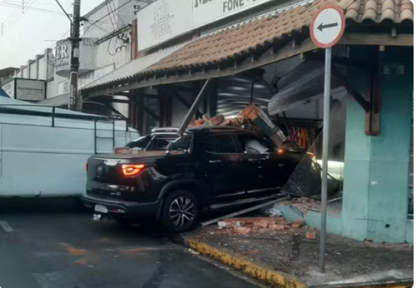 Caminhonete desgovernada invade loja em Tupã