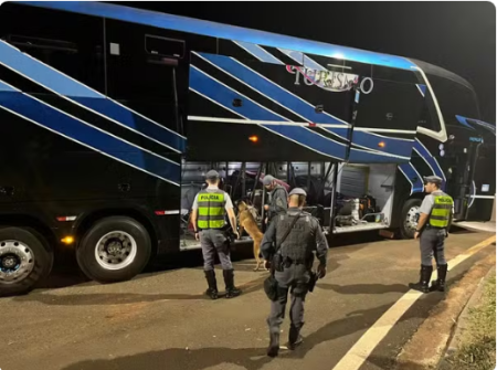 Passageira boliviana Ã© presa com porÃ§Ãµes de crack escondidas em caixas de papelÃ£o dentro de Ã´nibus, em Rancharia