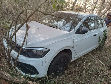 PolÃ­cia Militar localiza veÃ­culo produto de roubo abandonado em SalmourÃ£o