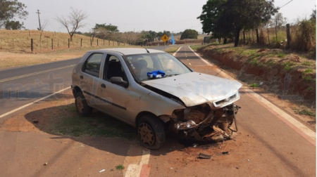 Dois ficam feridos apÃ³s carro bater em barranco entre TupÃ£ e Arco-Ãris