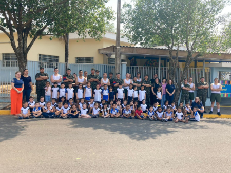 Tiro de Guerra de Osvaldo Cruz visita escola municipal de educaÃ§Ã£o infantil em comemoraÃ§Ã£o Ã  semana do dia do soldado na cidade de Osvaldo Cruz-S