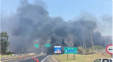 FumaÃ§a causada por incÃªndio em materiais reciclÃ¡veis interdita trÃ¡fego de veÃ­culos na Rodovia Assis Chateaubriand, em Presidente Prudente