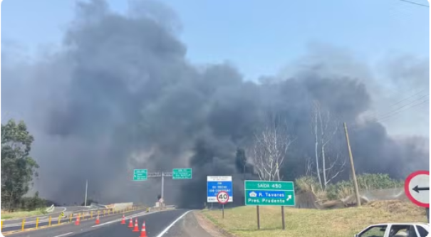 Fumaça causada por incêndio em materiais recicláveis interdita tráfego de veículos na Rodovia Assis Chateaubriand, em Presidente Prudente