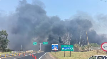 FumaÃ§a causada por incÃªndio em materiais reciclÃ¡veis interdita trÃ¡fego de veÃ­culos na Rodovia Assis Chateaubriand, em Presidente Prudente