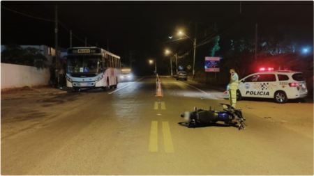 Motociclista sofre fratura apÃ³s ser atingido por carro conduzido por adolescente embriagado 