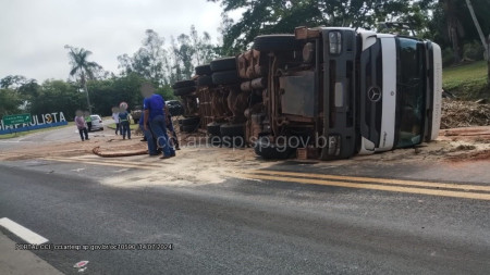 Bitrem tomba e carga atinge veÃ­culo na SP-294