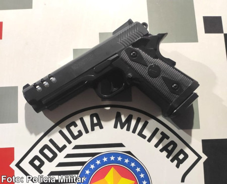 Adolescente Ã© flagrado com arma de airsoft em Bastos