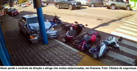 Idoso perde o controle da direÃ§Ã£o, atinge oito motos estacionadas e colide carro contra poste de energia elÃ©trica em Dracena 