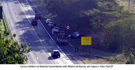 Tentativa de ultrapassagem de caminhÃ£o provoca colisÃ£o entre dois carros na Rodovia SP-294, em Irapuru 