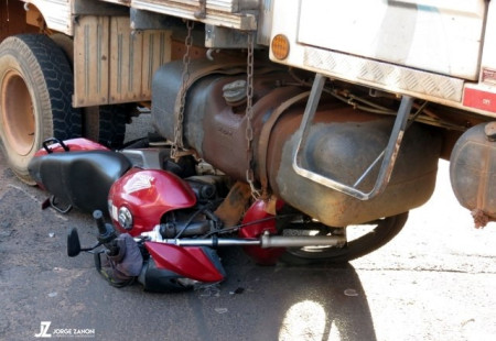 Acidente entre caminhÃ£o e moto deixa motociclista ferido, em Dracena 