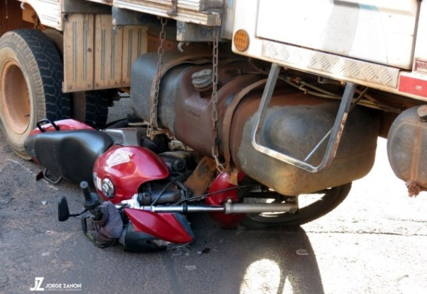 Acidente entre caminhão e moto deixa motociclista ferido, em Dracena 