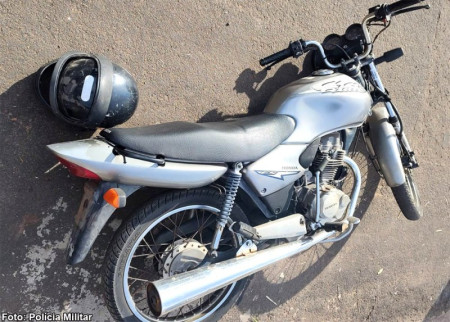 Dupla Ã© flagrada com motocicleta furatda em TupÃ£