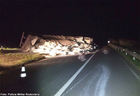 Motorista de carreta sai ileso de acidente na Rodovia Assis Chateaubriand