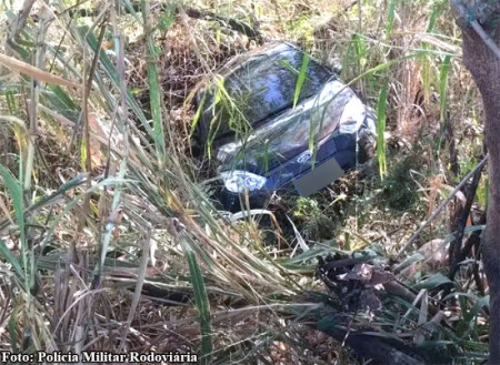 Carro cai em ribanceiro na Rodovia Comandante JoÃ£o Ribeiro de Barros