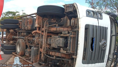 CaminhÃ£o carregado com lixo tomba em via de acesso a SP-294, em Osvaldo Cruz