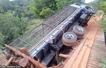 CaminhÃ£o com quase 14 toneladas de mandioca despenca de ponte em MartinÃ³polis