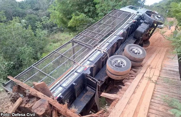 Caminhão com quase 14 toneladas de mandioca despenca de ponte em Martinópolis