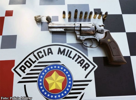 IndivÃ­duo Ã© flagrado com arma de fogo na vicinal Arco-Ãris - LuziÃ¢nia 