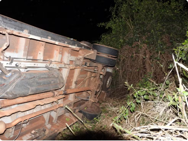 Micro-ônibus que transportava pacientes tomba ao atropelar boi e nove pessoas ficam feridas, em Mirante do Paranapanema 