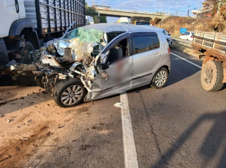 Acidente entre carro e carreta interdita rodovia em MarÃ­lia