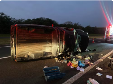 Idoso morre ao perder o controle da direÃ§Ã£o, capotar caminhonete e invadir a contramÃ£o, em Rancharia