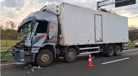 ColisÃ£o entre dois caminhÃµes deixa rapaz gravemente ferido na Rodovia Raposo Tavares, em CaiuÃ¡