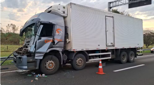 Colisão entre dois caminhões deixa rapaz gravemente ferido na Rodovia Raposo Tavares, em Caiuá