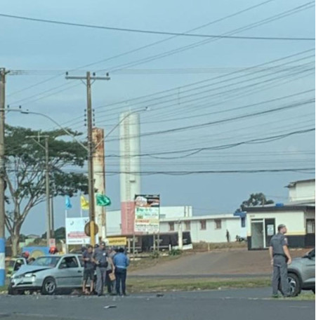 Acidente entre dois carros prÃ³ximo ao portal de Osvaldo Cruz deixa trÃªs pessoas feridas