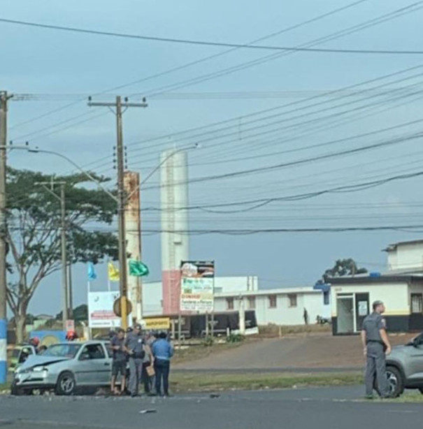 Acidente entre dois carros próximo ao portal de Osvaldo Cruz deixa três pessoas feridas