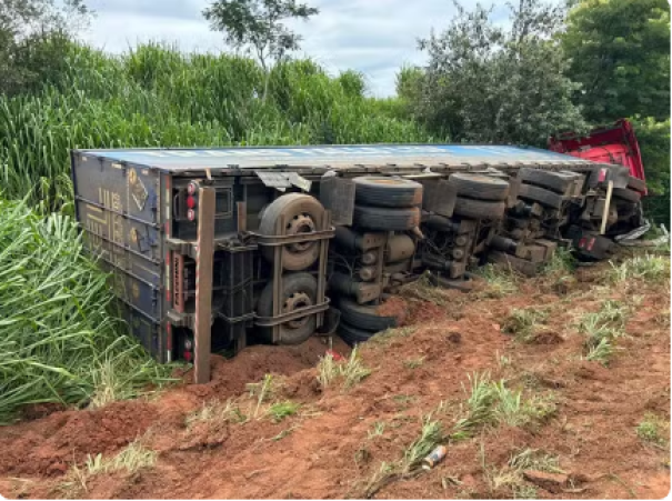 Acidente de trânsito envolve caminhão e carreta na Rodovia Assis Chateaubriand, em Parapuã