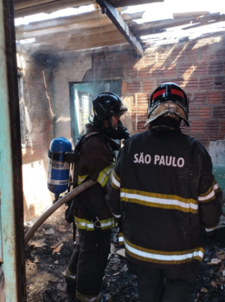 IncÃªndio destrÃ³i residÃªncia e deixa quatro filhotes de cachorro mortos em Osvaldo Cruz