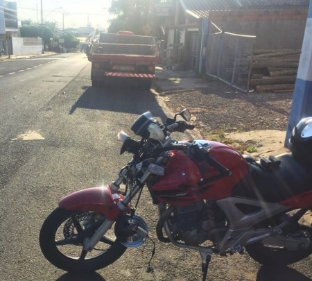 Motociclista tem visão ofuscada pelo sol e bate na traseira de caminhão