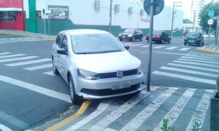 Terça-feira começa com acidente no centro da cidade em OC