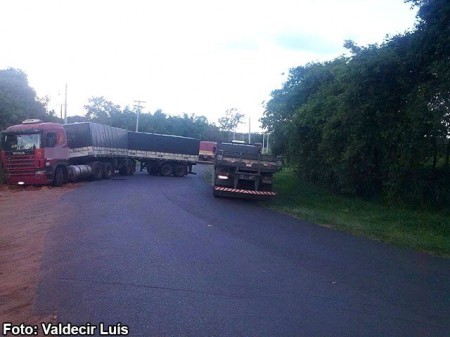 Carreta apresenta problema mecânico e para o trânsito em vicinal próximo a Bastos